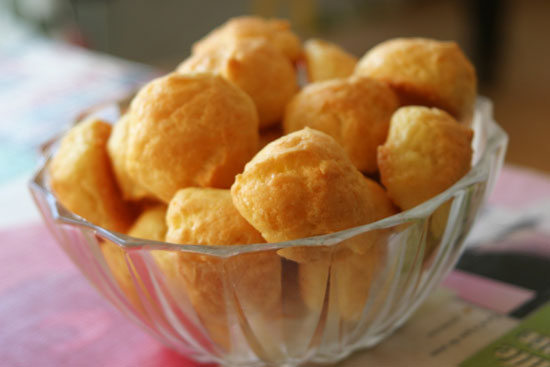 Bánh phô mai Camembert và Gougères 